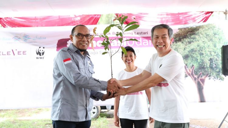 AMG & WWF do tree planting together